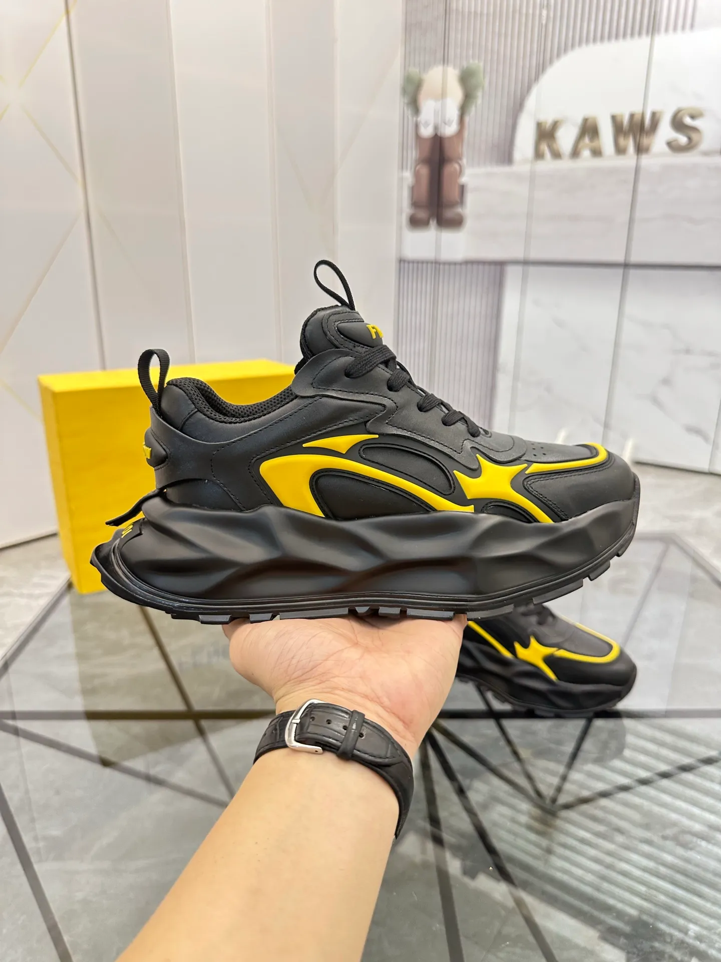 Men's shoes: 💰P580¥ Product trademark: Fendi* "Fendi*" low-top sports shoes Regular size: 39-44 (can be customized to 38.45.46) Product material: imported cowhide upper, breathable lining, original outsole. No.: 0008